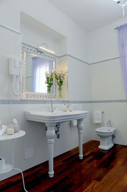 Bed and Breakfast Il Giardino Delle Jacaranda Тальзано Номер фото