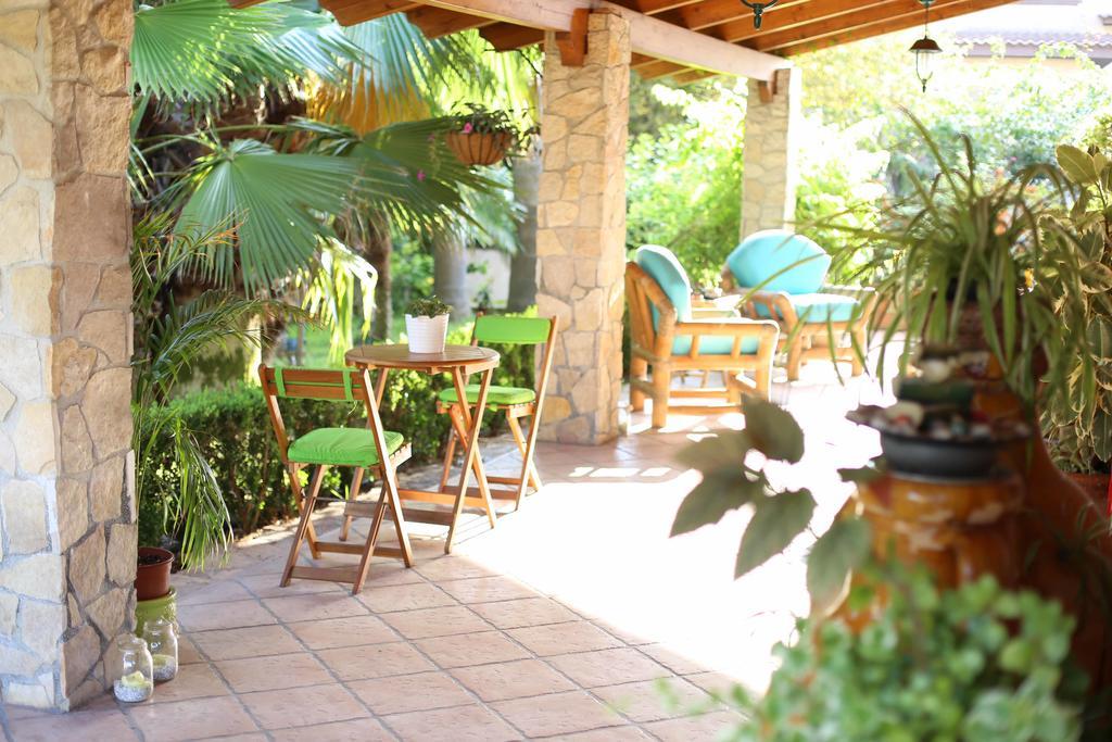 Bed and Breakfast Il Giardino Delle Jacaranda Тальзано Экстерьер фото